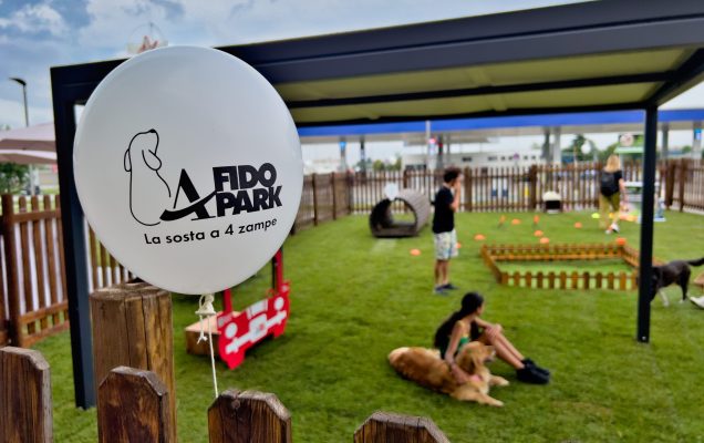 Parco per cani recintato con persone, cani, Fido e cartelli Bozza.