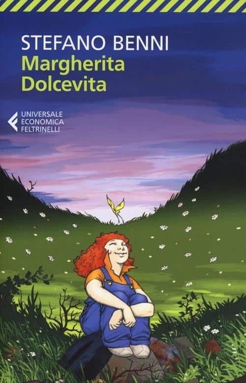 Ragazza dai capelli rossi nell'erba sotto le nuvole sulla copertina di Margherita Dolcevita.