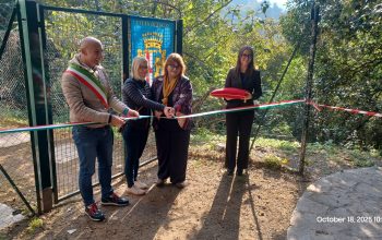 Taglio del nastro al cancello di Villa Guzzi, Lecco, 18 ottobre 2025, 10:34.