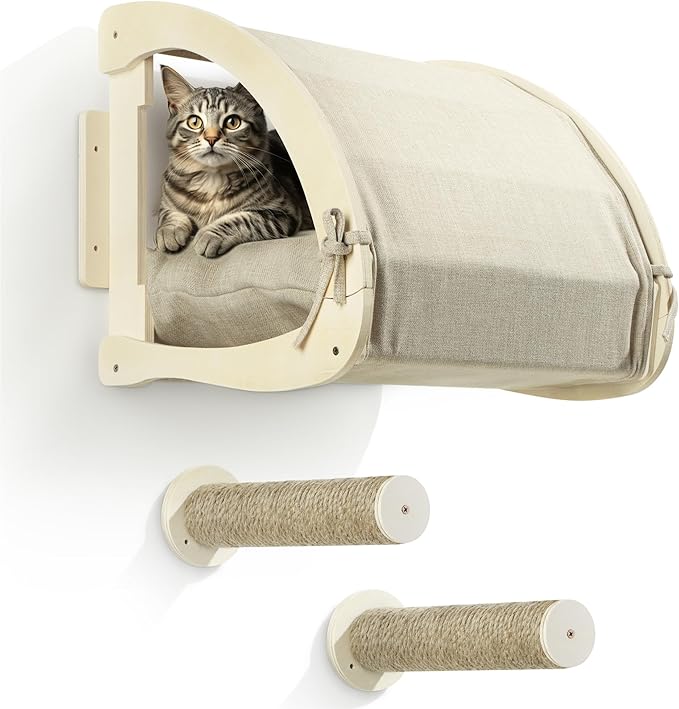 Gatto soriano in posatoio da parete beige con due postazioni in sisal sottostanti.