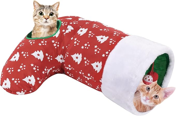 Due gatti si accomodano in un letto per gatti con calza natalizia bianca e rossa.