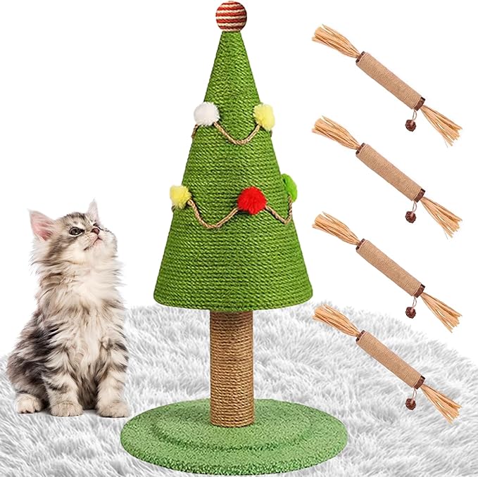 Gattino su tappeto grigio accanto alla postazione per gatti ad albero verde, 4 giocattoli a destra.